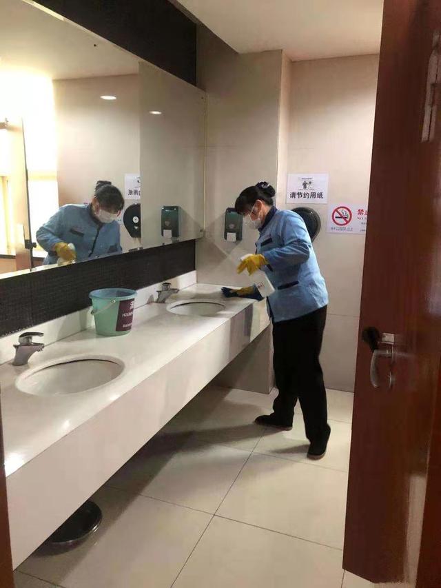 疫情中的无名英雄 致敬最美的环境守护者